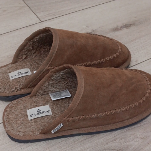 Staheekum Slippers - Picture 1 of 4